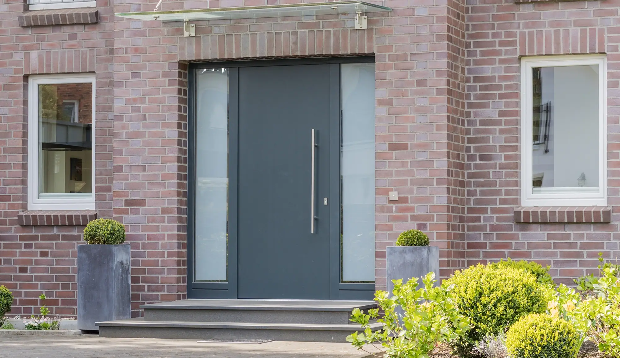 Moderne antracietkleurige voordeur met geïsoleerde warme deurdorpel