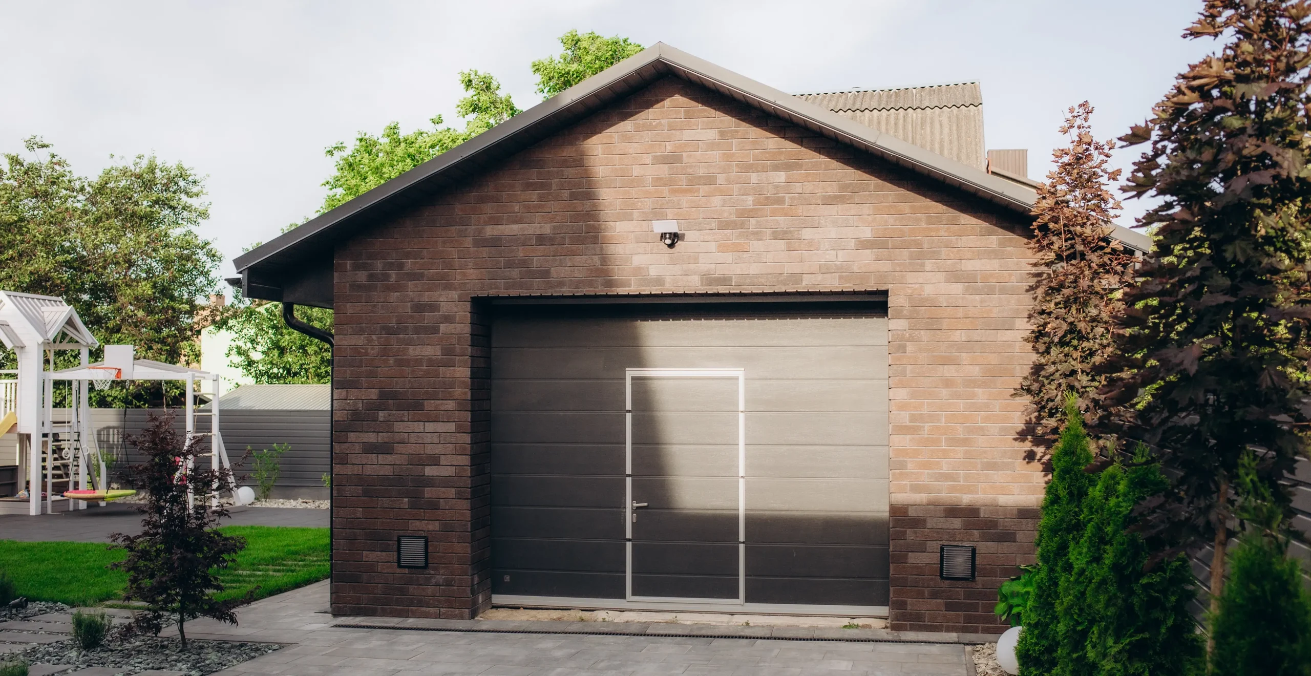 Moderne woning met garagepoort passend bij de stijl van het huis