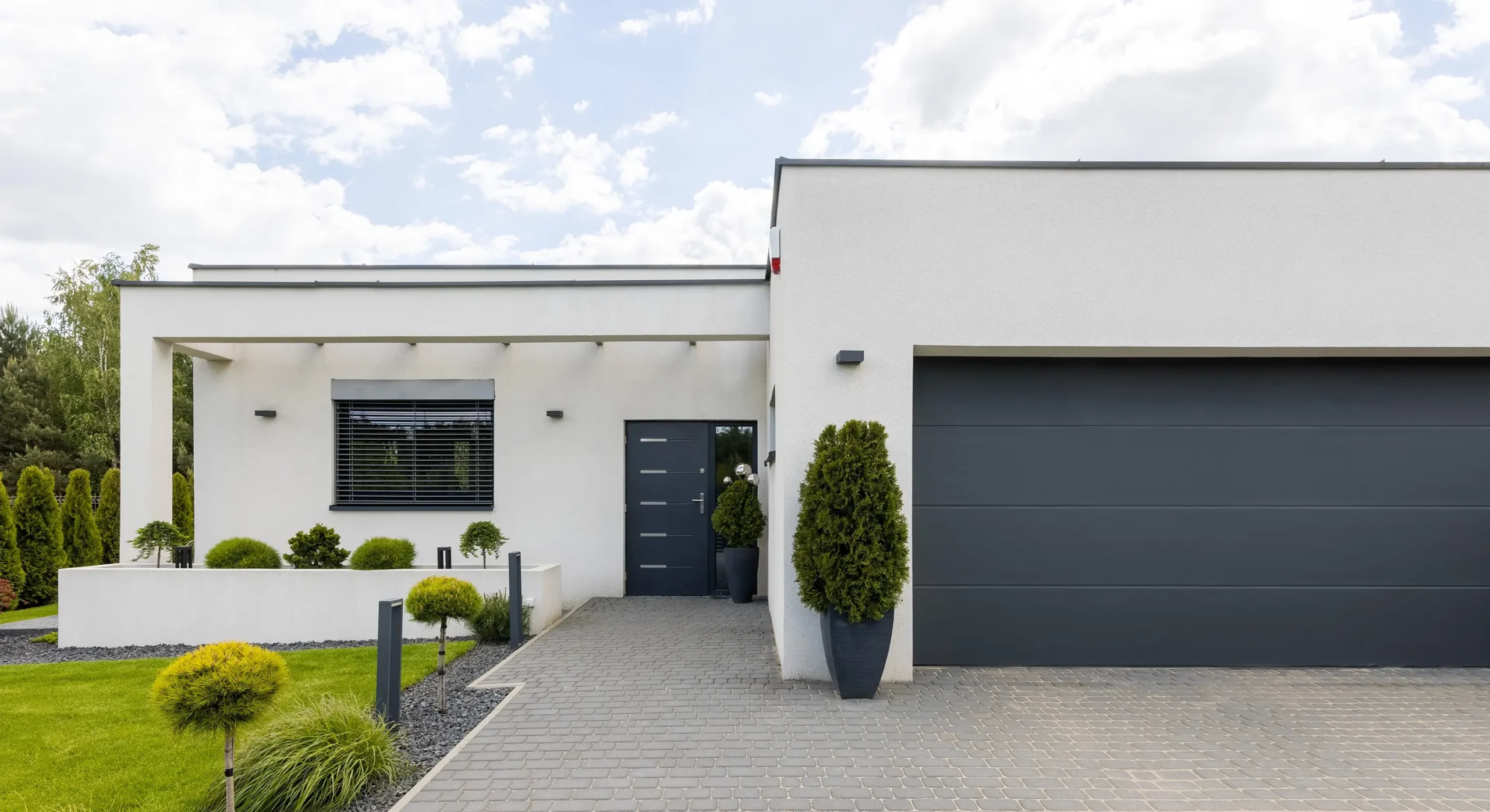 Moderne woning met sectionaal garagepoort – voorbeeld van soorten garagepoorten