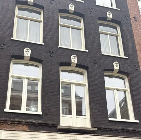 Houten kozijnen Amsterdam in een monumentaal pand na volledige renovatie