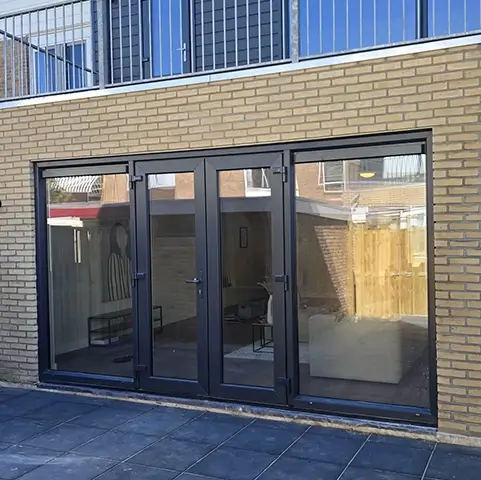 Achtergevel van de woning na de complete renovatie in Amstelveen met grote terrasdeuren en moderne afwerking