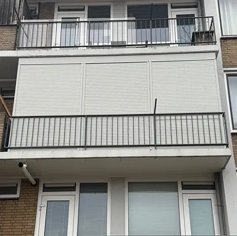 Balkonafscherming met Aluprof SK45 rolluiken in Dordrecht – complete realisatie van balkonsluiting bij een appartement