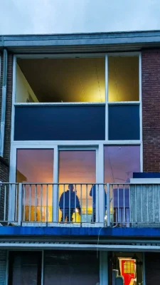 Nieuwe kozijnen en Trespa-panelen tijdens de laatste fase van de renovatie in Zoetermeer – aanzicht van de moderne gevel na de vervanging van de kozijnen door Avalanche Windows.