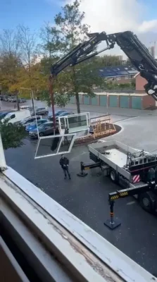 Montage van nieuwe kozijnen in Zoetermeer met behulp van een kraan – transport van grote glaspartijen naar een hogere verdieping tijdens de werkzaamheden uitgevoerd door Avalanche Windows.