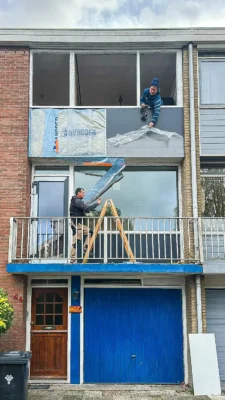 Montagewerkzaamheden tijdens de renovatie in Zoetermeer – plaatsing van nieuwe kozijnen en Trespa-panelen aan de gevel van de woning door Avalanche Windows.