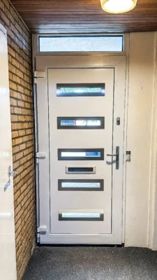 Binnenaanzicht van de nieuwe voordeur geplaatst tijdens de renovatie in Zoetermeer – witte deur met moderne glasdetails gerealiseerd door Avalanche Windows.