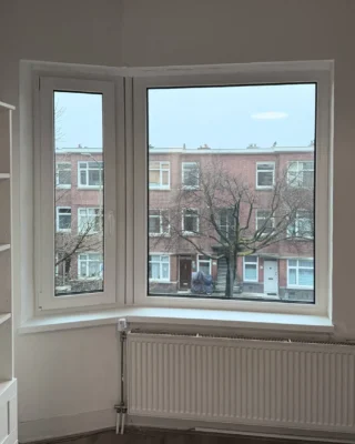 Witte Aluplast 7000 New kozijnen in een erkerwoning in ’s-Gravenhage