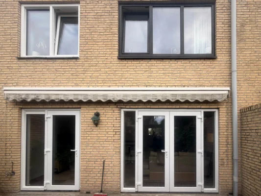 Nieuwe witte PVC kozijnen en tuindeuren met Aluplast 7000 NL in een woning in Rijswijk
