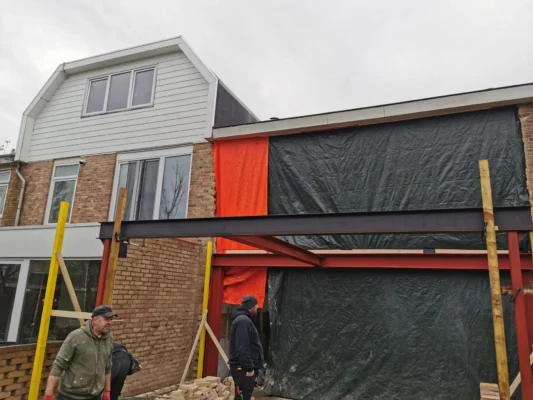 Bouw van een aanbouw en uitbreiding van de woning tijdens de complete renovatie in Amstelveen