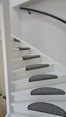 Moderne binnentrap na de complete renovatie van een woning in Amstelveen met minimalistische afwerking