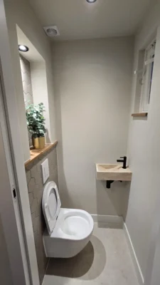 Modern toilet na de complete renovatie van een woning in Amstelveen met minimalistische wastafel en stijlvolle afwerking
