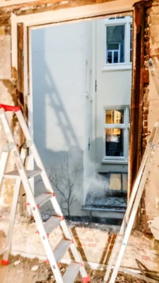 Demontage van oude kozijnen tijdens renovatie van een monumentaal pand in Amsterdam