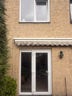 Witte PVC tuindeur en kozijn met Aluplast 7000 NL na montage in een woning in Rijswijk