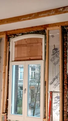 Montage van houten kozijnen Amsterdam met karakteristiek gebogen bovenlicht