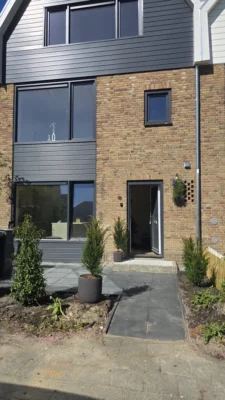 Vooraanzicht van de woning na de complete renovatie in Amstelveen met nieuwe ramen, deuren en Keralit gevelbekleding