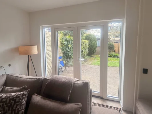 Nieuwe witte PVC tuindeuren met Aluplast 7000 NL in het interieur van een woning in Rijswijk