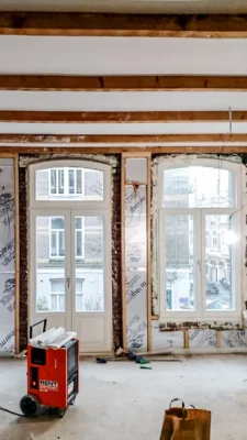 Nieuwe houten kozijnen en balkondeuren in Amsterdamse stijl tijdens renovatie van een monumentaal pand