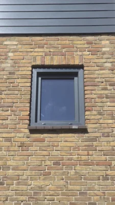 Detail van een nieuw geplaatst raam tijdens de complete renovatie van een woning in Amstelveen