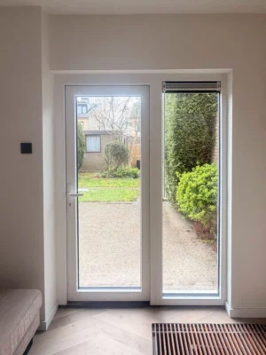 Witte PVC deur met ventilatierooster in Aluplast 7000 NL uitvoering in een woning in Rijswijk