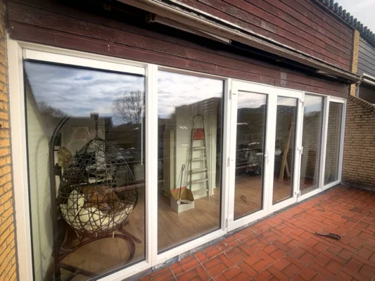 Nieuwe witte PVC kozijnen en tuindeuren met Aluplast 7000 NL na montage in een woning in Rijswijk