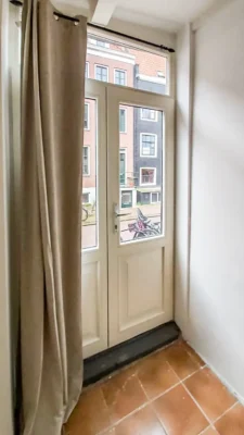 Nieuwe houten balkondeuren in Amsterdamse stijl met bovenlicht in een monumentaal pand
