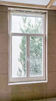 Nieuw houten kozijn in Amsterdamse stijl met karakteristiek bovenlicht
