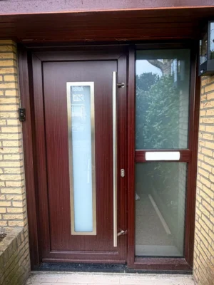 Bruine PVC voordeur met glas en zijlicht in een woning in Rijswijk
