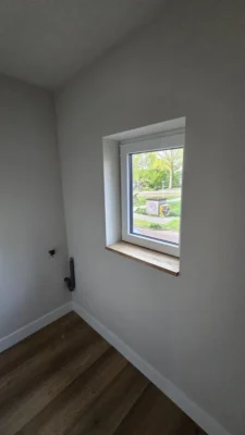 Nieuw raam met houten vensterbank na de complete renovatie van een woning in Amstelveen