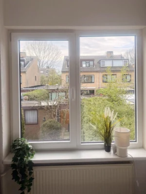 Wit PVC kozijn met Aluplast 7000 NL na vervanging van de kozijnen in een woning in Rijswijk