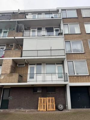 Balkonafscherming met rolluiken Aluprof SK45 op een appartementencomplex in Dordrecht