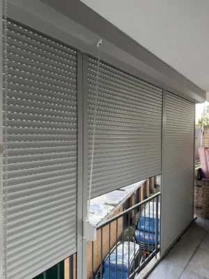 Binnenaanzicht van balkonafscherming met Aluprof SK45 rolluiken in Dordrecht