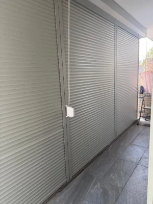 Gesloten balkonafscherming met Aluprof SK45 rolluiken op een balkon in Dordrecht