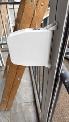 Detail van de bandopwinder voor Aluprof SK45 rolluiken bij balkonafscherming in Dordrecht