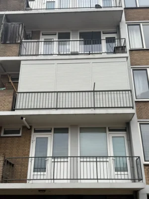 Balkonafscherming met Aluprof SK45 rolluiken gemonteerd aan een appartementengebouw in Dordrecht